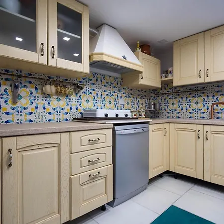 Ispani Inn Resort 住宿加早餐酒店 3*